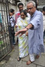 Asha Bhosle at the farewell to photogrpaher Gautam Rajadhyaksha in Mumbai on 13th Sept 2011 (30).JPG
